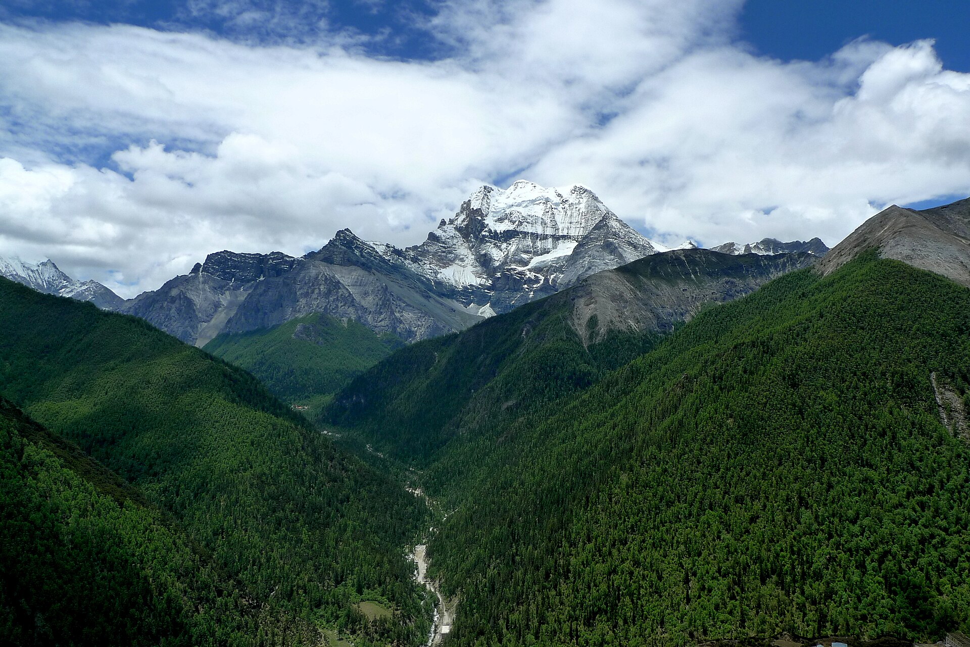雪地中延伸向上的登山步道